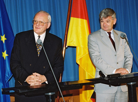 2000: Roman Herzog, Vorsitzender des Konvents zur Erarbeitung einer Charta der Grundrechte, und Joschka Fischer, Bundesminister des Auswärtigen 